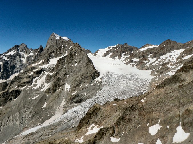 Aretes Cineastes 044.jpg - La barre des Ecrins  gauche et son glacier Blanc crevass